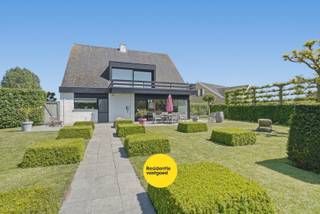 Rustig gelegen alleenstaande woning met prachtige tuin op een perceel van 980 m² in een residentiële woonwijk te Eernegem. Deze ruime gezinswoning beschikt over een bruikbare vloeroppervlakte van 264 m² en combineert comfort, licht en praktische indeling.<br /><br />Op het gelijkvloers vindt u een inkomhal met gastentoilet, een apart bureau ideaal voor thuiswerk of vrij beroep, een lichtrijke leefruimte met parketvloer en zicht op de tuin, alsook een uitgeruste keuken met ontbijthoek. De inpandige garage beschikt over een elektrische sectionale poort, aansluiting voor wasmachine, waterontharder en condenserende Bosch-ketel op aardgas.<br /><br />Op de verdieping bevinden zich 3 volwaardige slaapkamers met ingemaakte kasten en 2 badkamers, waarvan één met inloopdouche en één met ligbad. Er is de mogelijkheid voor een vierde slaapkamer te creëren. Daarnaast is er een ruime geïsoleerde stapelzolder aanwezig.<br /><br />Buiten geniet u van een groot zonneterras, een verzorgde tuin, een extra houten garage met elektrische poort én een praktisch tuinhuis met elektriciteit.<br /><br />Extra troeven:<br /><br />✔ Conforme elektriciteit tot 2046<br />✔ Elektrische screens<br />✔ Rustige en kindvriendelijke ligging<br />✔ Ingemaakte kasten<br />✔ Aparte bureau<br />✔ 2 garages<br /><br /><br />Een ideale woning voor wie op zoek is naar ruimte, comfort en een mooie tuin in een rustige omgeving.