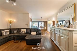 Voor meer info en foto’s, surf naar www.swevers.be – Op de centrale Grote Baan in Houthalen-Helchteren ontdek je deze verrassend ruime woning met werkplaats. Met een bewoonbare oppervlakte van 188 m² en een perceel van 4a 09ca biedt dit pand talloze mogelijkheden voor wie wonen en werken wil combineren. De voorkant van het gelijkvloers van 50 m² was eerst een krantenwinkel maar is na een functiewijziging omgezet naar wonen. Het woongedeelte omvat onder meer een lichtrijke leefruimte, keuken, gastentoilet en berging. Boven zijn er vier volwaardige slaapkamers en een badkamer. Dankzij de vaste trap naar de tweede verdieping benut je elke ruimte optimaal. Extra troeven zijn de kelder (17 m²), werkplaats van 99 m² en ruime garage van 45 m² met achteringang, westelijk georiënteerde tuin, airco, alarmsysteem en zonnepanelen. Scholen, winkels, openbaar vervoer en autosnelweg bevinden zich op korte afstand. Een veelzijdige woning met potentieel, klaar voor jouw invulling. Voor meer informatie, bel 011 255 155. Bron bewoonbare oppervlakte: EPC – verslag.