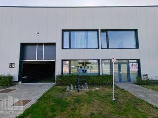 <strong>Strategisch gelegen bedrijfsgebouw met verhuurd gedeelte te koop in Oostende.</strong><br /><br />Op zoek naar een interessante investering of een bedrijfsgebouw met mogelijkheden voor eigen gebruik? Dit polyvalente bedrijfsgebouw van ca. <strong>1.320 m²</strong> is strategisch gelegen langs de <strong>Oudenburgsesteenweg</strong> in Oostende, met een vlotte bereikbaarheid richting het centrum van Oostende, Oudenburg en de <strong>E40</strong>.<br /><br />Het magazijn is momenteel opgesplitst in twee afzonderlijke delen en biedt daardoor interessante mogelijkheden voor zowel eigen gebruik als een combinatie van werken en verhuren.<br /><br />Het <strong>voorste gedeelte</strong> is momenteel verhuurd aan een fitnessstudio en beschikt naast een ruime polyvalente ruimte over verschillende raampartijen op het gelijkvloers en de verdieping, een aparte inkom en een eigen sectionaalpoort. Dit gedeelte biedt bijgevolg een aangename commerciële uitstraling en veel natuurlijke lichtinval.<br /><br />Het <strong>achterliggende gedeelte</strong> betreft een volwaardige loods en kan gebruikt worden voor opslag, logistiek, productie of andere bedrijfsactiviteiten. Ook hier is een afzonderlijke sectionaalpoort aanwezig, wat zorgt voor een vlotte toegang en een grote praktische flexibiliteit.<br /><br />Het gebouw beschikt verder over een gepolierde betonvloer, functionele verlichting en ca. 180 m² kantoorruimte op de eerste verdieping, voorzien van airconditioning. Daarnaast zijn 6 private parkeerplaatsen inbegrepen, wat extra comfort biedt voor medewerkers, klanten en bezoekers.<br /><br />Dankzij de combinatie van een reeds verhuurd gedeelte en een instapklaar magazijn, vormt dit een bijzonder interessante opportuniteit voor een investeerder of ondernemer die op zoek is naar een ruim en flexibel bedrijfsgebouw op een strategische locatie in Oostende.<br /><br />Neem contact op met <strong>PANORAMA B2B</strong> voor bijkomende (technische) inlichtingen, plannen of een vrijblijvend plaatsbezoek op het nummer <strong>0479 70 70 73</strong>.