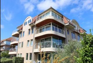 <p>Zonnig hoekappartement met ruim terras,zolderberging en garagebox</p><p>Zeer ruim open uitzicht!</p><p>In de recente residentie Listz bevindt zich dit ruime en lichtrijke twee-slaapkamer appartement op de tweede verdieping.<br />Dit appartement heeft een uitstekende ligging, op wandelafstand van zowel het centrum van Middelkerke als de Zeedijk, geniet u hier van een ideale combinatie van comfort, rust en nabijheid van alle voorzieningen.</p><p>Indeling:</p><p>Via de ruime inkomhal, voorzien van een apart gastentoilet, komt u in de lichtrijke leefruimte met aansluitend een zonnig, overdekt terras met prachtig uitzicht. De ideale plek om van de zon te genieten.</p><p>De open keuken is ruim uitgerust en biedt alle comfort, waaronder een combi-oven, spoelbak, vaatwasmachine, kookplaat met dampkap en koelkast met apart diepvriesvak.</p><p>Aansluitend bevindt zich een praktische berging met aansluitingen voor wasmachine en droogkast.</p><p>Het appartement beschikt over twee ruime slaapkamers. De eerste slaapkamer biedt voldoende plaats voor een dubbel bed en een kleerkast. De tweede slaapkamer is eveneens geschikt voor een dubbel bed, aangevuld met kastruimte.</p><p>De comfortabele badkamer is uitgerust met een afzonderlijke douche en een lavabomeubel.</p><p>Een privatieve zolderberging in het gebouw is inbegrepen in de verkoopprijs.</p><p>Extra parkeermogelijkheden:</p><p>Er bestaat de mogelijkheid om een ruime en vlot toegankelijke garagebox aan te kopen, gelegen vlak onder het gebouw.<br />Deze biedt plaats aan een grote wagen en extra fietsen.</p><p>PLUSPUNTEN:</p><p>EPC=B</p><p>Gemeubileerde verkoop. Extra 2 pers slaapbank in woonkamer.</p><p>Terras 10,5m2 , tweede terras aan slaapkamer.</p><p>Recent vernieuwd; vaatwasser, koelkast, boiler, douche. Plissé vliegenramen ook geplaatst.</p><p>Bwjr 2008. Zolderberging inbegrepen.</p><p>Mogelijkheid tot aankoop afgesloten garage op -1.</p><p>The Classics, rustige groene omgeving!</p><p>Nabij sportpark en zwembad. 10min tot de dijk.</p><p>Amusement vlakbij!</p><p>Geen Immo!</p>