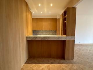 <p><span>Instapklaar appartement met frontaal parkzicht! 5de verdieping van Residentie Raphaël. Toplocatie in de stad! Vanaf het binnenkomen, worden we ondergedompeld in een heerlijke woonbeleving. Een interieurarchitect zorgde voor een uiterst geslaagde opfrissing van dit unieke appartement. De prachtige parketvloer trekt ons meteen naar de grote raampartij waar gedurende ieder seizoen het 14 ha grote stadspark ongetwijfeld voor een prachtig uitzicht zorgt. Deze riante leefruimte staat rechtstreeks in verbinding met een moderne luxekeuken, voorzien van alle toestellen. Fineerhout en carraramarmer zorgen voor een tijdloze luxe uitstraling. Aansluitend bij deze leefruimte vinden we een ruime bureauhoek. Ideaal als homeoffice! Rustig slapen doen we achteraan, waar een ruime slaapkamer alle comfort biedt. De badkamer, eveneens met afwerking in carraramarmer, beschikt zowel over een ligbad, wastafel als een heerlijke douche. Private kelder, elektriciteit conform, mogelijkheid aankoop autostaanplaats.</span></p>