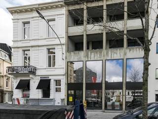 Dit commercieel gelijkvloers is uitstekend gelegen aan de bruisende Theodoor Van Rijswijckplaats, op wandelafstand van de gekende Nationalestraat en de Kammenstraat. Dankzij de recent vernieuwde etalage geniet het pand van een sterke zichtbaarheid en een hoge passage. Met een gelijkvloerse oppervlakte van ca. 251 m², aangevuld met een mezzanine van ca. 105 m², biedt dit pand heel wat mogelijkheden voor diverse handelsactiviteiten. In de onmiddellijke omgeving zijn tal van lokale en internationale retailers en horecazaken gevestigd, zoals ‘Sissy Boy’, ‘Bistro Theo’, ‘Renaissance’ en ‘American Vintage’. De maandelijkse huurprijs bedraagt 12.500 euro, waarbij de onroerende voorheffing ten laste is van de huurder. De eigenaar staat bovendien open voor een degelijk horecaconcept, wat dit pand extra interessant maakt.
Afzonderlijke inkom aan de straatzijde aanwezig. 