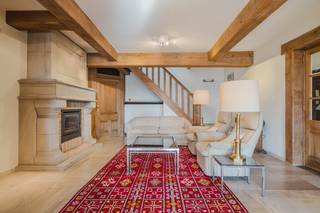 Dit <strong>karaktervolle penthouse</strong> op een <strong>absolute toplocatie</strong> combineert <strong>authentieke charme</strong> met <strong>spacieuze woonruimtes</strong> en biedt een <strong>uitzonderlijk uitzicht</strong> op zowel de <strong>Sint-Janskerk</strong> als het <strong>Groeningeplein</strong>.<br /><br />Via de <strong>inkomhal</strong>, voorzien van een <strong>gastentoilet</strong> en <strong>vestiairekast</strong>, bereikt u de <strong>leefruimte, de keuken, een praktische koele berging</strong> en een <strong>eerste slaapkamer</strong> <strong>met een vernieuwde en-suite badkamer én een prachtig verzicht op de imposante Sint-Janskerk. </strong><br />De <strong>leefruimte en keuken</strong> <strong>stralen warmte en karakter uit</strong> dankzij de <strong>authentieke balken</strong> en de <strong>haard</strong>.<br /><br />Op de <strong>bovenverdieping</strong> vindt u nog <strong>drie kamers</strong>, <strong>waarvan één</strong> met <strong>kitchenette</strong>, en een <strong>badkamer</strong>.<br />De <strong>badkamer</strong> op deze bovenverdieping is <strong>volledig ingericht</strong> en uitgerust met een <strong>toilet, douche, ligbad en badkamermeubel</strong>.<br />Op deze verdieping heeft u toegang tot <strong>beide terrassen</strong> van samen <strong>100m², uitkijkend op de Sint-Janskerk, het Groeningeplein en véél verder. </strong><br /><br />Kortom, een <strong>uitzonderlijk en ruim penthouse</strong> <strong>boordevol mogelijkheden</strong>, met <strong>twee terrassen</strong> en een <strong>schitterend panoramisch uitzicht</strong> <strong>over Kortrijk en</strong> zijn <strong>omgeving</strong>.<br />Bij het penthouse horen een <strong>ruime</strong> <strong>garagebox</strong> en een <strong>zeer ruime kelderberging</strong>.<br /><br />Richtprijs €495.000<br /><br /><strong>Interesse?<br />Contacteer </strong>Matthis 0477 804 350 - <u><strong>matthis@dekeyser.immo</strong></u>