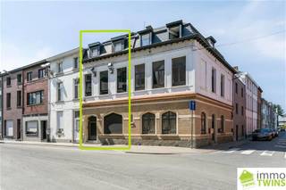 <p><span>Karaktervolle, ruime woning met 6 slaapkamers, stadstuin/terras met jacuzzi, kelderruimte van ca. 80 m² en topligging!</span></p><p><span> </span></p><p><span>Deze verrassend ruime woning met een bewoonbare oppervlakte van maar liefst </span><span>244 m²</span><span> is gelegen op een uitstekende locatie en combineert een zee aan ruimte op een toplocatie. Bij het binnenkomen valt meteen de royale leefruimte op, waar de overvloed aan licht en de open indeling voor een aangenaam gevoel van rust en ruimte zorgen. Dankzij de mezzanine krijgt de ruimte een architecturale meerwaarde en heb je een mooi zicht op de tuin/terras, die bovendien uitgerust is met een jacuzzi. Een ideale plek om in alle privacy tot rust te komen.</span></p><p><span> </span></p><p><span>De leefruimte leent zich perfect tot het creëren van verschillende sferen of functies en kan indien gewenst opgedeeld worden in twee aparte zones. De keuken is volledig ingericht en functioneel, met voldoende plaats om te koken en sluit mooi aan op het buitengedeelte. De woning telt maar liefst zes volwaardige slaapkamers (3 slpk's- 1e verdiep + 3 slpk's - 2e en 3e verdieping), wat deze woning uitermate geschikt maakt voor grote of samengestelde gezinnen, of voor wie graag thuis werkt en daarbij nood heeft aan aparte bureauruimtes. Verder vind je in de woning een ruime badkamer met ligbad en lavabo, een aparte wasplaats met een extra douche en twee afzonderlijke toiletten, wat het dagelijks comfort alleen maar verhoogt.</span></p><p><span>Een extra troef is de ruime kelderverdieping van ca. 80 m² ideaal als opbergruimte of hobbyruimte. </span></p><p><span>Voor de verwarming wordt gebruik gemaakt van centrale verwarming op aardgas, en de aanwezigheid van dubbele beglazing draagt bij aan een aangenaam woonklimaat. Dankzij het </span><span>EPC</span><span>-label </span><span>C (248 kWh/m²) </span><span>hoef je je geen zorgen te maken over een renovatieplicht wat zeldzaam is bij een woning van dit formaat.</span></p><p><span> </span></p><p><span>Een bijkomendheid is dat deze woning op dit moment verhuurd is aan 1.250 euro per maand. Dit maakt het niet alleen een fijne gezinswoning, maar ook een interessante investeringsopportuniteit met een onmiddellijk rendement. </span></p><p><span>De ligging is eveneens een grote troef. Je woont hier centraal, met alle voorzieningen zoals winkels, scholen en openbaar vervoer op korte afstand, terwijl je toch geniet van de rust van een aangename woonomgeving. </span></p><p><span>Troeven</span><span>:</span></p><ul><li><span>Mogelijkheid tot aankoop aan </span><span>2% registratierechten</span><span> (bij aankoop van een enige eigen woning)</span></li><li><span>Ruime kelderruimte van ca. 80 m²</span></li><li><span>6 volwaardige slaapkamers</span></li><li><span>EPC-label C: geen renovatieverplichting</span></li><li><span>Centrale ligging nabij winkels, scholen en openbaar vervoer</span></li><li><span>Verhuurd aan 1.250 euro/maand: meteen rendement mogelijk</span></li></ul><p><span> </span></p><p><span>Deze woning vormt de perfecte combinatie van karakter, ruimte en ligging en biedt een waaier aan mogelijkheden voor wie op zoek is naar een uniek pand met veel potentieel.</span></p><p><span>Ben je op zoek naar een ruime en instapklare woning met bijzondere troeven? Dan is dit huis beslist een bezoek waard. Neem vandaag nog contact met ons op om jouw bezoek in te plannen.</span></p><p><span> </span></p><p><span>Verdere info of een bezoek ter plaatse contacteer Immo Twins 052/55.55.55 of <span>info@immotwins.be</span></span><span> - <span>www.immotwins.be</span></span><span> </span></p>