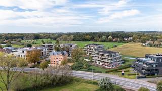 Domein Heydelberg biedt nieuwbouwappartementen in Loppem, aan de rand van Brugge. De derde fase omvat appartementen met 1, 2 of 3 slaapkamers, tot 133 m², de appartementen genieten van royale terrassen en uitzicht op groen. Het ontwerp is tijdloos en legt een nadruk op licht, ruimte en zicht. Voor de afwerking is gekozen voor materialen die mooi aansluiten bij de unieke omgeving en omliggende natuur. Domein Heydelberg Loppem kiest voor duurzame geothermie, waarbij bodemwarmte wordt gebruikt om via vloerverwarming te verwarmen en passief te koelen, waardoor de appartementen bijna-energieneutraal (BEN) zijn. Dit biedt niet alleen een lagere energiefactuur maar ook belangrijke fiscale voordelen.De ligging is ideaal: rustig, maar dichtbij de E40, een bushalte naar Brugge, winkels, restaurants en recreatie in Loppem. Domein Heydelberg is een parel in het regionale vastgoedaanbod.Type indeling 20A.0.03:-inkomhall met vestiaire -leefruimte met open keuken en toegang tot het ruime terras-berging met aansluiting wasmachine-badkamer met inloopdouche, WC en enkel lavabomeubel-slaapkamer 1-slaapkamer 2Algemeen: Prijzen zijn exclusief BTW, verkooprechten, notariskosten en projectgebonden kosten voor nieuwbouw (zoals bv. kosten basisakte en aansluitingskosten)Bent u op zoek naar een nieuwbouwappartement te koop in de groene regio Brugge? Vraag dan vandaag nog een vrijblijvend bezoek aan.