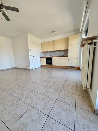 <u><strong>Ligging</strong></u><br />Ontdek dit lichtrijke appartement met 1 slaapkamer in hartje Avelgem vlak bij horeca, apotheek, slager en invalswegen.<br /><br /><u><strong>Indeling</strong></u><br />Lichtrijke leefruimte, ingerichte keuken (oven, frigo, kookplaat en dampkap), berging/wasplaats, slaapkamer, badkamer met lavabo en douche, garage en bergruimte.<br /><br /><strong><u>Technisch</u></strong><br />Centrale verwarming op aardgas, EPC label B<br />Gemeenschappelijke kosten 50 €/maand. Onmiddellijk beschikbaar.<br /><br /><u><strong>4 keer wauw!</strong></u><br />Uitstekende ligging<br />Instapklaar<br />Lichtrijke leefruimte<br />Garage en bergruimte<br /><br /><u><strong>Contact</strong></u><br />Info of bezoek via info@real-immo.be <br /><br /> 