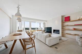 Cet appartement élégamment rénové et entièrement meublé est à vendre dans une petite résidence de l'avenue du Littoral , à proximité de la place Albert, de la plage et des boutiques exclusives. Situé au cinquième étage, l'appartement offre une vue imprenable sur les villas typiques du Zoute.<br /><br />Disposition : <br />Hall d'entrée avec toilettes invités, un salon spacieux et lumineux avec coin salon et salle à manger, ainsi qu'une cuisine haut de gamme Bulthaup, trois chambres à coucher dont une chambre principale avec salle de bains privative, complétée par une salle de douche séparée.<br /><br />Possibilité d'acquérir deux box de garages fermés dans le parking Minigolf à proximité.<br /><br />Contactez nous pour plus d’informations ou pour planifier une visite.