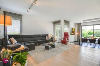 Speelse, vrijstaande woning met 384 m² woonplezier en een ZW-gerichte tuin vol privacy Een perceel van 7a45, volop zon, meerdere terrassen én een...