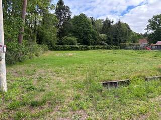 Rustig gelegen bouwgrond : 690 m².<br />Reeds goedgekeurde bouwvergunning voor moderne alleenstaande woning.<br />Plans en bodemsondering beschikbaar.