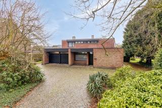 Op een topligging bevindt zich deze solide dokterswoning met aparte praktijkruimte, ideaal wie wonen en werken wil combineren. De woning beschikt...