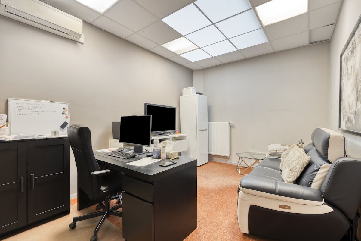 Business with duplex apartment for sale in the heart of Kuurne - photo 4