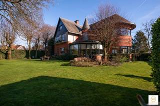 <p><span>In het hart van Park Den Brandt, naast de voormalige tennisclub "Den Brandt", vlakbij de invalswegen en het centrum van Antwerpen, treffen we deze sublieme &amp; instapklare Art Déco villa met ca 500m² bew. opp. In 2012 werd de woning met veel zorg stijlvol gerenoveerd met behoud van de mooie elementen met de charme van weleer. De stijlvolle inkomhal met mooie trappenpartij verleent u enerzijds toegang naar een eerste leefgedeelte aan de voorzijde en anderzijds naar de eetkamer met zicht op de tuin en doorgang naar een extra woonruimte met gashaard + acces naar de zonnige tuin. De hele woning is doordrongen van daglicht. De ingerichte eet-en leefkeuken met bijkeuken (+wasplaats) geeft eveneens uit op de tuin en terras. Op de eerste verdieping zijn vier volwaardige &amp; stijvlolle slaapkamers en 2 badkamers met elkaar verbonden via een centrale hal. Een vaste trap brengt ons naar een extra polyvalente ruimte met 5de slaapkamer en nog een extra doucheruimte. De kelderverdieping wordt thans als showroom gebruikt en kan voor verschillende doeleinden gebruikt worden. Carport achteraan. Zeer stijlvolle en volledig gerenoveerde villa met  hedendaagse inrichting en comfortniveau. De totaalrenovatie omvat alle vloeren (parket), badkamers, keuken, ramen, elektriciteitsinstallatie en loodgieterij + nazicht en isolatie van de daken + gevels. Prima gelegen in de residentiële parkomgeving naast de voormalige tennisclub "Den Brandt". Zij stoppen nl. hun activiteiten na dit seizoen en verhuizen naar de Wilrijkse pleinen.</span></p><p><span> </span></p><p><span>Snel beschikbaar!</span></p>