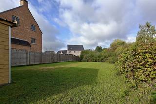 Deze ruime duplex ligt in een recente verkaveling op de Vlekkert te Munsterbilzen (Bilzen-Hoestelt). Ondanks de rustige ligging bevinden...