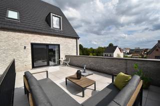 <p><strong> MODERN EN ENERGIEZUINIG 2-SLAAPKAMERAPPARTEMENT MET RUIM ZW-TERRAS EN (DUBBELE) ONDERGRONDSE PARKEERPLAATS</strong><br /><br />Recent en stijlvol appartement met twee slaapkamers, een ruim ZW-gericht terras van maar liefst 31 m², twee ondergrondse parkeerplaatsen en een private kelderberging.<br /><br /><strong> LIGGING</strong><br />Het appartement maakt deel uit van de stijlvolle residentie<strong> Jardin des Fleurs</strong>, gelegen in Oud-Turnhout, tussen het centrale plein en de rustige verkaveling<strong> Gommers en Magerman</strong>.<br />De residentie combineert hedendaags wooncomfort met een aangename, groene omgeving. Centraal in het project bevindt zich de gemeenschappelijke bloementuin, Jardin des Fleurs.<br /><br />Het appartement werd hoogwaardig afgewerkt. De parketvloer zorgt voor een warme en sfeervolle uitstraling, terwijl de grote raampartijen voor een aangename natuurlijke lichtinval zorgen.<br /><br /><strong> INDELING</strong><br />Dit mooie appartement is gelegen op de tweede verdieping en omvat:<br />• Private inkomhal met gastentoilet<br />• Twee slaapkamers van ca. 16,5 m² en 11,2 m², beide voorzien van internet- en tv-aansluiting<br />• Moderne badkamer met inloop- en regendouche, enkel lavabomeubel, spiegel- en opbergkasten<br />• Ruime leefruimte met open keuken en eiland (inclusief zonnescreens aan de raampartijen)<br />• Volledig uitgeruste keuken met kwalitatieve toestellen van Whirlpool en Bora, waaronder koelkast, diepvriezer, (bak)oven, vaatwasser, inductiekookplaat met geïntegreerde afzuiging en dubbele spoelbak<br />• Praktische berging/technische ruimte met aansluiting voor wasmachine<br /><br />De lichtrijke leefruimte geeft rechtstreeks toegang tot het ruim, ZW-gericht terras van 31 m². Het terras biedt een aangenaam zicht op het centrale binnenplein en vormt een mooie verlenging van de leefruimte.<br /><br /><strong> EXTRA'S</strong><br />Bij het appartement horen:<br />• (dubbele) Ondergrondse autostaanplaats – mogelijkheid om “enkel” te huren<br />• Private kelderberging<br />• Gemeenschappelijke vuilnisberging in de kelder<br />• Gemeenschappelijke fietsenberging op het gelijkvloers<br /><br /><strong> BIJZONDERHEDEN</strong><br />• Onmiddellijk beschikbaar<br />• Energiezuinig: E-peil 30<br />• Volledig geschilderd<br />• Gedeeltelijk voorzien van verlichtingsarmaturen (uitgezonderd de leefruimte) &amp; volledig voorzien van raamdecoratie <br />• Vliegenramen inbegrepen<br />• CV op gas <br />• Ventilatiesysteem type D<br />• Zonnescreens in de leefruimte- en keuken<br />• Maandelijkse bijdrage: € 50 forfaitait<br /><br /><strong> Aansluitingskosten voor water, gas, elektriciteit en telecom zijn ten laste van de huurder</strong></p>
<br /><strong>TROEVEN</strong><br />• Recent en hoogwaardig afgewerkt appartement<br />• Twee volwaardige slaapkamers<br />• Ruim ZW-gericht terras van maar liefst 31 m²<br />• (Mogelijkheid tot het huren van 2) Ondergrondse parkeerplaats(en)<br />• Energiezuinig wonen<br />• Aangename en rustige residentie met gemeenschappelijke bloementuin<br />• Gunstige ligging nabij de markt, winkels, horeca en openbaar vervoer<br />• Instapklaar en onmiddellijk beschikbaar<br /><br /><strong>BEZICHTIGINGEN ZIJN UITSLUITEND MOGELIJK VIA EEN DIGITALE AANVRAAG</strong><br /><strong>Wenst u deze woning te bezichtigen? Klik dan op de knop ‘Maak een afspraak’ en dien uw aanvraag online in. Na ontvangst van uw aanvraag nemen wij via e-mail contact met u op om u verder te informeren over een mogelijk bezichtigingsmoment.</strong>