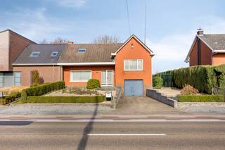 Aan de Sint-Truidersteenweg 484 in Hoepertingen vinden we deze ruime woning terug op een aangenaam perceel van 6are30. De ligging is ideaal: gelegen tussen Tongeren en Sint-Truiden, waardoor je alle voorzieningen van beide steden binnen handbereik hebt. De woning biedt het beste van twee werelden: goede bereikbaarheid vooraan en aan de achterzijde absolute rust met een onderhoudsvriendelijke tuin en toegang tot een leuk, groen pleint. Via een extra wegje achteraan heb je ook een handige alternatieve toegang tot de woning.<br /><br />Deze woning van circa 200 m² bewoonbare oppervlakte biedt een ruime en lichtrijke leefomgeving. Op het gelijkvloers vind je de grote woonkamer en keuken, gang en een veranda met zicht op de tuin. De woning heeft een interessante split-level indeling die veel mogelijkheden biedt. Via de eerste trap bereik je de nachthal met drie slaapkamers en een badkamer. Via een aparte trap vanaf het gelijkvloers kom je op een extra verdieping, waar een hele grote kamer van maar liefst 55 m² wacht. Deze ruimte, compleet met infraroodsauna, kan perfect dienen als vierde slaapkamer, maar ook als ruim bureel, hobbykamer, muziekstudio of privévertrek voor een inwonende tiener. Vanuit deze kamer heb je ook nog toegang tot een zolder van ongeveer 30 m². De mogelijkheden zijn eindeloos.<br /><br />De woning is gebouwd in stevige betonconstructie en verkeert in een goede staat, maar mag opgefrist en gemoderniseerd worden naar jouw persoonlijke smaak. Perfect dus voor wie graag zelf de handen uit de mouwen steekt of stap voor stap wil renoveren terwijl je er woont. De inpandige garage van 25 m² en de handige kelderruimte bieden extra opslagmogelijkheden.<br /><br />Wat deze woning bijzonder maakt, is de combinatie van ruimte en ligging. Het perceel biedt niet alleen een onderhoudsvriendelijke tuin, maar ook een handige achteruitgang. Ideaal om met de fiets te vertrekken, om materiaal aan te voeren voor tuinonderhoud of om gemakkelijk met een aanhangwagen in de tuin te werken. Een uitgelezen kans voor wie op zoek is naar ruimte, mogelijkheden en een centrale ligging.<br /><br />Bel ons snel voor een bezoek ter plaatse!