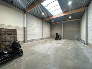 Deze uitstekend uitgeruste KMO-unit combineert een magazijn van ca. 270 m² met inpandige kantoren van ca. 85 m² (gelijkvloers en 1ste verdieping)...