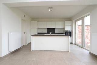 Deze charmante woning is gelegen in een rustige, autoluwe woonwijk in een deelgemeente van Zwevegem. Een bijzonder kindvriendelijke omgeving,...
