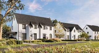 Ontdek deze prachtige nieuwbouwwoningen, centraal gelegen in de Kaaistraat in Ardooie. Hier woon je rustig, maar toch dicht bij alle voorzieningen — de ideale combinatie van comfort en bereikbaarheid.
Deze energiezuinige woningen beschikken over: een inkomhal met toilet, een woon- en eetkamer met aansluitend een open keuken met veel lichtinval, een berging, 3 slaapkamers, een functionele badkamer, een (technische) berging en carport. Wie kiest voor de landelijke woningvariant, kan zelfs genieten van een vierde slaapkamer — ideaal als bureau, hobbykamer of extra logeerkamer. Het gebruik van een warmtepomp in combinatie met vloerverwarming en zonnepanelen zorgt ervoor dat jouw toekomstige energiefactuur onder controle blijft (E10).
Je kiest zelf de afwerkingsmaterialen voor keuken, badkamer, vloeren en binnendeuren. Zo kan je precies wonen zoals jij het zelf wilt.
Een kijkje nemen? Je vindt de verkaveling ter hoogte van Kaaistraat 80.
