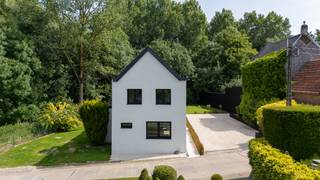 In een rustige, groene en idyllische buurt net buiten het centrum van Zottegem vindt u deze volledig gerenoveerde en energiezuinige woning, klaar...