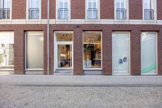 Aan de Clockemstraat 15 in Sint-Truiden bieden wij dit instapklaar handelsgelijkvloers te koop aan, gelegen in de knappe Residentie Clockhempoort...