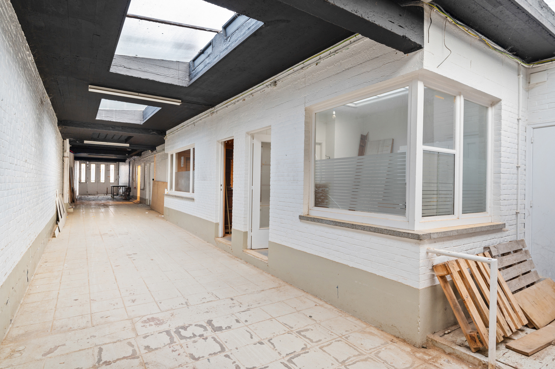 Ruime werkplaats / atelier met eigen oprit en inrit  - foto 5