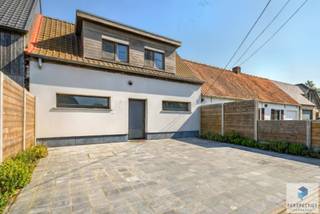 OEDELEM -  Rustig gelegen ruime woning met 3 slaapkamers, bijgebouw en tuin in het landelijke Oedelem.INDELING: Inkomhal met gastentoilet, De knusse...