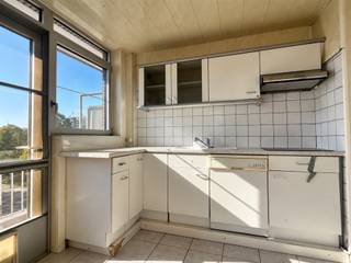 Surf naar www.abricasa.be en plan jouw verhuurafspraak in samen met onze digitale assistente Alice!Ruim en lichtrijk 3-slaapkamerappartement in EkerenBij het betreden van het appartement kom je terecht in de inkomhal, die toegang geeft tot de verschillende ruimtes. De woonkamer is bijzonder ruim en geniet dankzij de grote raampartijen langs verschillende zijden van veel natuurlijke lichtinval en een aangenaam open uitzicht.De aparte keuken is praktisch ingericht en voorzien van een kookvuur en vaatwasser. Aansluitend bevindt zich een klein terras, ideaal om even van de buitenlucht te genieten.Het appartement beschikt verder over drie slaapkamers. Twee hiervan zijn ruime volwaardige slaapkamers. De derde kamer is iets compacter en kan perfect gebruikt worden als bureau, dressing, hobbyruimte of kleinere slaapkamer.De badkamer is uitgerust met een douche en lavabomeubel. Daarnaast is er een apart toilet. Extra praktisch is de afzonderlijke bergruimte met aansluitingen voor een wasmachine en droogkast.Dankzij de ruime indeling, drie kamers en de grote hoeveelheid natuurlijk licht is dit een aangenaam appartement met heel wat mogelijkheden.- NIET GEMEUBELD- EPC: 249 kWh/m²jaar - Maandelijkse kosten: 50,- euro bevatten: privatief water en onderhoud en verbruik gemene delen - Huurwaarborg: 3.210,- euro (3 maanden huur) - Beschikbaar: onmiddelijk- Type contract: Bepaalde duur (1 jaar) (nadien verlengbaar)- Adres: Ferdinand verbieststraat 55 bus 302 - 2180 Ekeren Wens je jouw huis, appartement, bouwgrond of opbrengsteigendom te verkopen? Op zoek naar een vastgoedmakelaar voor de verhuur of het beheer van jouw eigendom(men)? Abricasa staat voor een persoonlijke én actieve vastgoedbegeleiding van A tot Z! Bel ons voor een vrijblijvende afspraak op 03 259 04 04 of spring binnen op ons kantoor te Kasteelstraat 58 - 2000 Antwerpen!