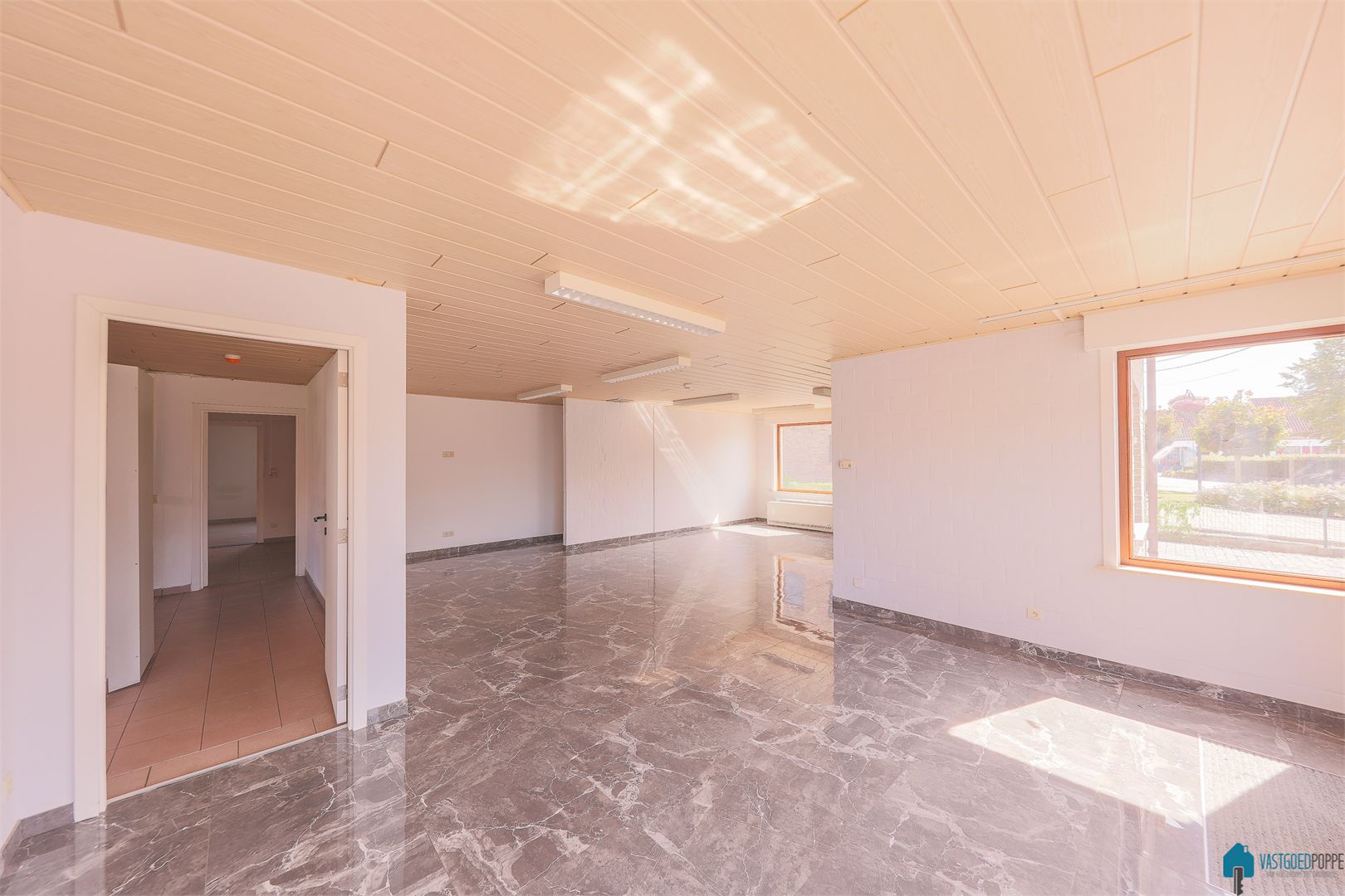 Ruime woonst met handelsruimte, aparte garage met tuin - foto 5