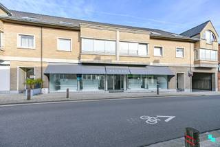 Op een zichtlocatie in het centrum van Lendelede in residentie "De Handboog", bevindt zich dit instapklare handelspand van ca. 93 m² (volgens EPC-attest). Dankzij de ligging in de Stationsstraat geniet u van een goede bereikbaarheid en maximale visibiliteit, met zowel passage te voet als met de wagen. Het pand werd jarenlang uitgebaat als schoenwinkel, maar biedt tal van mogelijkheden: van detailhandel tot kantoorruimte, showroom of dienstverlenend beroep. Indeling: ruime etalage met uitstekende zichtbaarheid, winkelruimte voorzien van talrijke kasten (overname mogelijk). Verder bevindt er zich een stockageruimte voor extra opbergmogelijkheden, een kitchenette (voorzien van spoelbak, elektrisch fornuis, dampkap en ingebouwde koelkast) en een apart toilet. Deze zichtlocatie biedt naast een commerciële opportuniteit ook diverse parkeermogelijkheden rond het gebouw. Lamellenplafond met ingewerkte verlichtingsarmaturen | Onroerende voorheffing ten laste van de huurder |De gemeenschappelijke kosten worden ieder jaar verrekend |Onmiddellijk beschikbaar. Contacteer ons voor meer informatie. 051 67 67 57 www.bordes.be