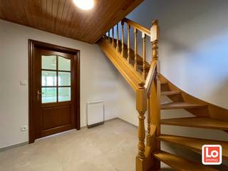 Deze recent gerenoveerde woning is gelegen op de grens van Lokeren/Lochristi met mooi rustgevend uitzicht. De woning omvat inkomhal met apart...