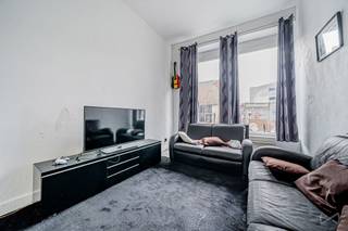 <div>
<section>
<div>
<div>
<div>
<div>
<div>
<div>
<p>Informatie & bezoeken: anastasia.s@weinvest.be | 02 315 77 22</p>
<p>Op een steenworp van het Kanaal van Brussel en op slechts enkele minuten van het stadscentrum biedt We Invest dit volledig verhuurde opbrengsteigendom aan. Een ideale investering voor wie op zoek is naar een pand met een onmiddellijk rendement in de sterk groeiende gemeente Sint-Jans-Molenbeek.</p>
<p>Het gebouw is verdeeld over drie verdiepingen en bestaat uit zes appartementen met één slaapkamer, die allemaal momenteel verhuurd zijn. Hierdoor geniet u onmiddellijk van een stabiele huurinkomst vanaf de aankoop.</p>
<p>Daarnaast kunnen optioneel twee handelsruimtes op het gelijkvloers worden aangekocht, wat extra rendement en een interessante spreiding van de huuropbrengsten mogelijk maakt.</p>
<p>Technisch biedt dit gebouw een zorgeloze investering:</p>
<ul>
<li>Conforme elektrische installatie;</li>
<li>Volledig verhuurd gebouw.</li>
</ul>
<p>EPC: E – CO₂-uitstoot: 49 kg/m²/jaar – Primair energieverbruik: 248 kWh/m²/jaar.</p>
<p>Het pand biedt een bruto rendement van 6,93%, met een jaarlijkse huuropbrengst van ongeveer €69.000.</p>
<p>Dankzij de strategische ligging, vlak bij winkels, openbaar vervoer, scholen en de belangrijkste invalswegen, vormt dit opbrengsteigendom een uitstekende opportuniteit voor investeerders die hun vastgoedportefeuille willen uitbreiden.</p>
<p>Een zeldzame investeringskans die u niet mag missen.</p>
</div>
</div>
</div>
</div>
</div>
</div>
</section>
</div>
