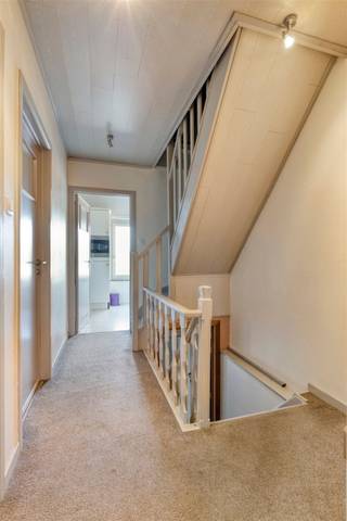 <p><span> </span></p><p><span>2 slaapkamer appartement in centrum Oudenaarde.</span></p><p><span> </span></p><p><span>INDELING</span></p><p><span> </span></p><p><span>Het appartement, gelegen op de eerste verdieping, bestaat uit een keuken, een ruime badkamer met bad en douche, een leefruimte en 2 slaapkamers.</span></p><p><span> </span></p><p><span>LIGGING</span></p><p><span> </span></p><p><span> </span></p><p><span>Gelegen in het centrum van Oudenaarde aan het station.</span></p><p><span> </span></p><p><span>TECHNISCH</span></p><p><span>>Centrale verwarming op gas</span></p><p><span>>Conforme elektrische keuring</span></p><p><span> </span></p><p><span>PRAKTISCH</span></p><p><span> </span></p><p><span>Voor meer info en/of het maken van een afspraak bel Eefje van Immo D'hondt 0498 88 88 89</span></p>