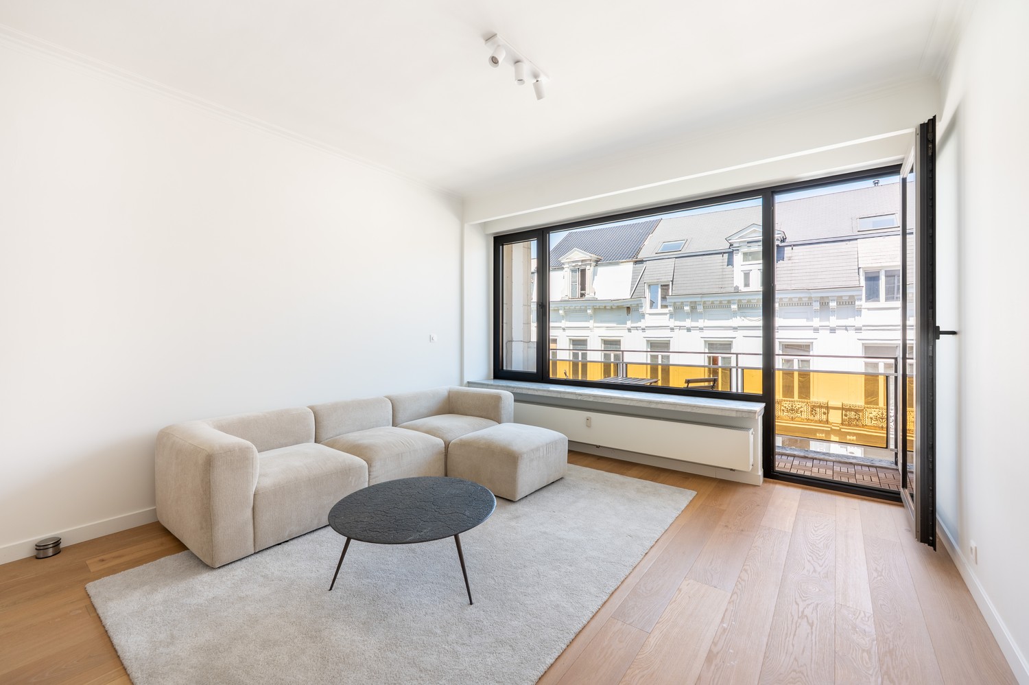 Welkom in dit stijlvol gerenoveerd appartement in het Zuid van Antwerpen. - foto 4