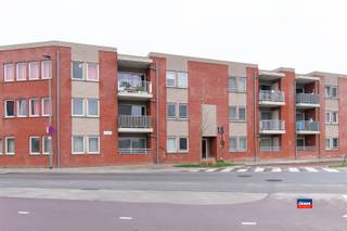 <p><span>HOBOKEN </span><span>| MODERN APPARTEMENT MET 1 SLAAPKAMER EN EEN RUIME DRESSING | GELEGEN OP DE EERSTE VERDIEPING VAN GEBOUW MET LIFT | EPC A | Indeling als volgt: ruime inkomhal met ingebouwde kast - kleine berging - grote open leefruimte met moderne open keuken (31 m²) - terras met voldoende plaats om gezellig te zitten (8m²) - nachthal met toegang tot een ruim washok - ruime badkamer met ligbad dat als douche kan gebruikt worden - ruime slaapkamer (11 m²) - nog een kleinere kamer die als dressing, bureau of extra berging kan ingericht worden (7 m²).</span></p><p><span>De vaste kosten bedragen 75 euro per maand (minuterie, lift, onderhoud). Er is een vaste parkeerplaats in open lucht, bovendien is de straat ook voorzien van meer dan voldoende parkeerplaatsen die niet in de betalende zone vallen. Het appartement bevindt zich vlakbij Hoboken centrum aan het industrieterrein van de Umicore, maar in een rustige enkelrichtingstraat waardoor je hier niets van merkt. </span></p><p><span> </span></p><p><span>Het appartement is onmiddellijk beschikbaar. Aparte meters voor water, gas en elektriciteit. Huisdieren zijn niet toegelaten.</span></p><p><span>De woning is geschikt voor maximum 2 personen en is bestemd om te worden gebruikt als hoofdverblijfplaats. Het houden van een commerciële activiteit is dus niet toegelaten. </span></p><p><span>3 Maanden huurwaarborg zijn vereist. </span></p><p><span> </span></p><p><span>Indien interesse graag de toegestuurde informatiefiche invullen. indien geen ingevulde informatiefiche gestuurd, dan wordt er geen contact met u opgenomen.</span></p><p><span> </span></p>