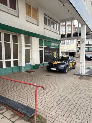 Deze afgesloten garagebox in residentie Flora is super makkelijk inrijbaar.Afmetingen: 2.40 m B x 5.70 m L.Onmiddellijk vrij;Met elektriciteit en...