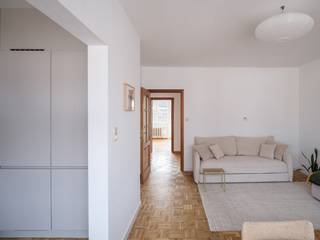 In een rustige, autoluwe zijstraat van de Oude Houtlei vind je dit charmante dakappartement met twee slaapkamers en een overdekt terras. Hier woon je op een steenworp van het historisch centrum, met winkels, restaurants en het bruisende stadsleven binnen handbereik – maar toch in een aangename, rustige omgeving.<br /><br />Dit appartement bevindt zich op de bovenste verdieping van een kleinschalige residentie met slechts vijf woonentiteiten, wat zorgt voor extra privacy, een eenvoudig beheer en lage gemeenschappelijke kosten. (Er is geen lift aanwezig.)<br /><br />Binnenin geniet je van een recente keuken en badkamer die hedendaags comfort combineren met een karaktervolle uitstraling. Aan de achterzijde biedt het appartement een aangenaam groen uitzicht, wat bijdraagt aan een ontspannen woongevoel. Het overdekte terras is perfect zuid georiënteerd. <br /><br />Daarnaast is het appartement technisch volledig in orde: het beschikt over een blanco bodemattest, een conforme elektrische keuring, een gunstige EPC-score (label B) en is volledig asbestveilig.<br /><br />Een ruime garagebox (€25.000) kan optioneel aangekocht te worden. <br /><br />Dit appartement is ideaal voor ouders van studerende kinderen, young professionals of iedereen die houdt van comfortabel wonen op een toplocatie in Gent.<br /> 