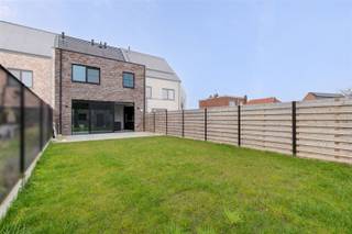 VERKOOP ONDER REGISTRATIERECHTEN! Deze knappe woning werd met kwaliteitsmaterialen en de grootste zorg afgewerkt. Op de gelijkvloerse...