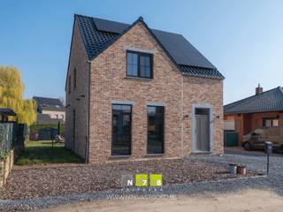 <span><strong>VRIJSTAANDE NIEUWBOUWWONING MET 3 SLAAPKAMERS OP EEN PERCEEL VAN 5A 43CA TE NEEROETEREN<br /><br />TROEVEN<br /></strong>- Instapklare nieuwbouwwoning.<br />- Gelegen in een rustige en kindvriendelijke woonwijk nabij het centrum van Neeroeteren.<br />- EPC-label A: energiezuinige woning!<br />- Vergunning voor het bouwen van een carport aan de rechter zijgevel van de woning.<br />- <span>Moderne keuken met eiland en apparatuur.<br /></span></span><span><span></span>- Woning afgewerkt in hoogwaardige en kwalitatieve materialen (binnendeuren, keuken, inbouwkasten, ...).<br />- Zonnepanelen aanwezig.<br />- Omheinde tuin met terras en tuinberging.<strong><br /><br />GELIJKVLOERS 00 (63,96 m²)<br /></strong>- Inkomhal (2,94 m x 1,00 m = 2,94 m²): toegang tot het gastentoilet en de woonkamer, aluminium binnendeur, trap naar eerste verdieping, tegelvloer.<br />- Woonkamer (4,12 m x 9,50 m = 39,14 m²): open leefruimte voorzien van inbouwkasten en verbonden met de keuken + eetkamer, schuifraam naar terras/tuin, tegelvoer.</span><br /><span>- Keuken (3,08 m x 3,50 m = 10,78 m²): keukenwand (onder- en bovenkasten, koelkast, vaatwasser, combi-oven en spoelbak), keukeneiland (inductiekookplaat, dampkap, werkblad, onderkasten), tegelvloer.</span><br /><span>- Gastentoilet (1,00 m x 1,80 m = 1,80 m²): hangtoilet, spoelbakje, tegelvloer.</span><br /><span>- Berging (3,02 m x 3,08 m = 9,30 m²): inbouwkasten, aansluiting voor wasmachine en droogkast, spoelbak, tegelvloer.</span><br /><br /><br /><span><strong>VERDIEPING</strong> <strong>+01 (62,37 m²)</strong></span><br /><span>- Overloop (12,90 m²): luik naar zolder, toegang tot de 3 slaapkamers en badkamer, steenparket. <br />- Badkamer (2,87 m x 4,12 m = 11,82 m²): ligbad, inloopdouche, badkamermeubel (dubbele lavabo, onderkasten), steenparket.<br />- Slaapkamer 1 (4,12 m x 3,10 m = 12,77 m²): steenparket.<br />- Slaapkamer 2 (3,50 m x 3,61 m = 12,63 m²): steenparket.<br />- Slaapkamer 3 (3,50 m x 3,50 m = 12,25 m²): steenparket.<br />- Kleine bureauruimte: tegelvloer.<br />- Toilet: hangtoilet, spoelbakje, steenparket.<br /><br /><strong>VERDIEPING</strong> <strong>+02 (20,80 m²)</strong><br />- Zolderruimte (7,20 m x 2,89 m = 20,80 m²): gestorte beton.</span><br /><br /><span><strong>EXTERIEUR</strong></span><br /><span>- Omheinde tuin met terrras en tuinberging van 9 m².<br /><br /><strong>14 ZONNEPANELEN</strong><br /><span>- In de verkoopprijs zit het volledige zonnepanelensysteem begrepen (zonnepanelen, omvormer, collectoren e.a. toebehoren).</span><span><br /></span><br />Bekijkt u deze advertentie via een aanverwante vastgoedsite, surf dan zeker naar onze website <strong>www.N78vastgoed.be</strong> voor een uitgebreide beschrijving en foto's. <strong>Meer info: +32 (0)89 86 18 88 of info@N78vastgoed.be.</strong></span>