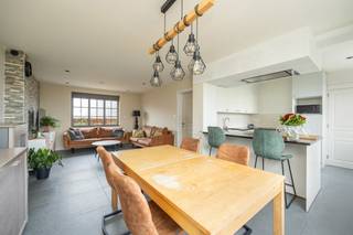 Ruime half open bebouwing op een perceel van 557m² met 3 slaapkamers, 2 badkamers en tuin met zeer landelijk zicht. EPC-label C (223 kWh/m²)...