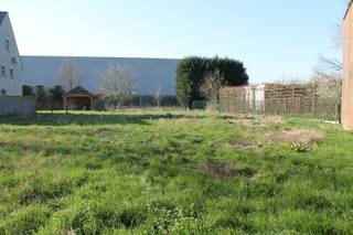Mooi, ruim en goed georiënteerd perceel bouwgrond zonder bouwverplichting.Het perceel leent zicht tot het bouwen van een ééngezinswoning, hetzij...