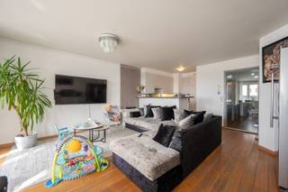 Appartement bien situé au Rederskaai à Zeebrugge. Appartement non-meublé avec le living avec cuisine ouverte, débarras, 2 chambres à coucher, la salle de bains. L'appartement est impécable, living avec parquet, vue magnifique au port de plaisance. Provision € 50/mois, possibilité de louer le parking à € 75/mois.