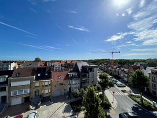 Studio met open zicht, vlakbij de markt en op wandelafstand van het strand.<br /><br />Inkomhal, lichtrijke woonkamer, ingerichte keuken en een badkamer met douche, wastafel en toilet.<br /><br />Geïsoleerd dak - Individuele centrale verwarming met condensatieketel<br />Ideaal als vakantie appartement<br />Op heden is het appartement verhuurd op jaarbasis. <br /><br />EPC: 253 kWh/m² - Label C<br /><br />Meer info, documenten en virtueel bezoek op: www.immodepanne.be