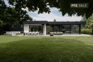In the popular Rodenburg subdivision in Marke, this ready-to-move-in villa is located in an exceptionally quiet location in a cul-de-sac. Here you can enjoy a residential environment, lots of privacy and a sunny south-west-facing garden.The house was built in 1978 and thoroughly renovated and expanded in 2020. In addition, a strong focus was placed on contemporary home comfort and energy efficiency. For example, the house has solar panels, a home battery and a heat pump that can both heat and cool.Inside, the pleasant light is immediately noticeable. The recent extension with a kitchen forms the heart of the home and offers a beautiful view of the garden thanks to the large windows. The living areas fit together beautifully and create an open and inviting atmosphere.From the entrance hall, you can reach a separate office space, ideal for working from home. A few steps take you to the night area with three bedrooms, a bathroom and a separate shower room.This villa also has many practical advantages. The house has a full basement and has a garage, wine cellar and crawl cellar. The spacious driveway also offers space for several vehicles.The location is an absolute added value, close to schools, shops, AZ Groeninge and with an easy connection to the R8 and E17.This property is being sold via Pre-Sale. Visit on 21/6 and 25/6 Last visit on 27/6 - and bid time at 2 pm. More info via Matthias Vanneste: 0479 67 68 48.Register of measures: no