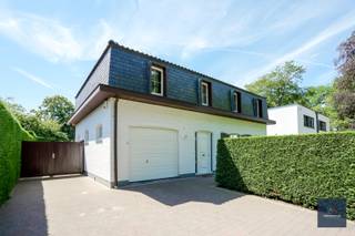 INSCHRIJVEN OP DE BEZOEKMOMENTEN !!! Deze stijlvolle villa in Franse stijl werd gebouwd in 1968 op een perceel van 600m² en geniet van een uitstekende ligging nabij het centrum van Wondelgem. De woning werd opgetrokken met kwalitatieve materialen en doorheen de jaren met de grootste zorg onderhouden door de huidige eigenares.<br />Via de ruime inkomhal met gastentoilet en prachtige marmeren trap betreedt u de woning. Vanuit de hal bereikt u de lichtrijke leefruimte, bestaande uit een gezellige zit- en eetplaats. Aansluitend bevindt zich de gesloten keuken, die een mooi uitzicht biedt op de verzorgde tuin.<br />Naast de keuken vindt u een praktische wasplaats met directe toegang tot de garage, wat zorgt voor extra comfort in het dagelijks gebruik.<br />Op de verdieping bevinden zich 4 volwaardige slaapkamers en een badkamer uitgerust met een ligbad. Het toilet is afzonderlijk van de badkamer gelegen.<br />Verder beschikt de woning over een automatische garagepoort en een aangename, goed onderhouden tuin waar u in alle rust kunt genieten.<br />Een karaktervolle woning met veel ruimte en potentieel, ideaal voor wie op zoek is naar een kwaliteitsvolle gezinswoning op een gunstige locatie.<br />Interesse? Neem contact op met alain@makelaarshuys.be of bel op 0468 25 48 91
