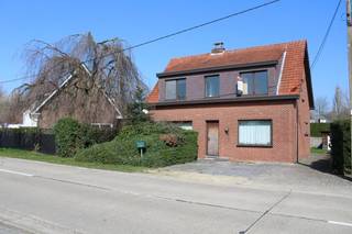 Deze op te frissen open bebouwing bevindt zich op een perceel van ongeveer 660m² en omvat: inkomhal, ruime leefruimte met openhaard, keuken, 4 slaapkamer, badkamer, berging, 2 zolderruimtes, kelder, grote tuin met garage en stenen tuinhuis, 4 parkeerplaatsen. De bewoonbare oppervlakte is +/- 170m². Wegens zijn goede ligging (mobiscore 8,2/10) is men met de wagen op een 8-tal minuutjes aan de E313. In de directe omgeving zijn er meerdere supermarkten e.d. aanwezig.<br /><br />Voor meer informatie en/of het maken van afspraak: patrik@ampvastgoed.be 0645/00.40.45 en/of 0465.00.40.44