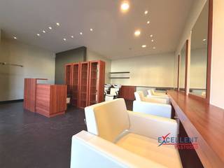 Deze handelsruimte is gelegen in het centrum van Olsene (Zulte). Momenteel is deze ingericht als kapsalon, maar u kan deze eveneens inrichten...