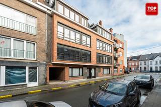 <p>Dit appartement is gunstig gelegen in Deinze, op wandelafstand van het station. Ideaal voor wie dagelijks pendelt of graag alles binnen handbereik heeft. Winkels, scholen en openbaar vervoer bevinden zich vlakbij, terwijl je toch rustig woont. Een centrale ligging met een vlotte verbinding naar Gent en andere steden.</p>
<p></p>
<p>Het appartement is volledig instapklaar. Je komt binnen in een lichtrijke woonkamer met open keuken, een aangename leefruimte waar je je meteen thuis voelt. Dankzij de grote raampartijen geniet je hier van veel natuurlijk licht. Verder is er een moderne badkamer bestaande uit een toilet, lavabo, een bad met douchemogelijkheid en ook aansluiting wasmachine en droogkast.</p>
<p></p>
<p>Verder zijn er twee volwaardige slaapkamers en een aparte dressing, wat zorgt voor extra comfort en bergruimte. Het appartement beschikt bovendien over een goede EPC-score, wat betekent dat je energiezuinig woont.</p>
<p>Extra troef: bij het appartement hoort ook een garage, wat zorgt voor extra gemak naar stockageruimte of het plaatsen van fietsen en vuilbakken.</p>
<p>Kortom, een praktisch en verzorgd appartement op een toplocatie, ideaal voor starters, koppels of investeerders.<br /><br />Contacteer Topvastgoed voor een bezoek op 0475 700 700</p>