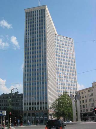 Een van de hoogste gebouwen van België, gelegen op een toplocatie, naast het metrostation “Naamsepoort” en vlakbij de verbinding naar Louisa-...