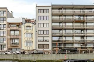 Op zoek naar een droomplek aan de Belgische kust? Aan de bekende Graaf Jansdijk vind je dit gezellige appartement dat je nu kan kopen. Hoewel het pand momenteel verhuurd is en daardoor onmiddellijk rendement oplevert, vormt het evengoed de perfecte uitvalsbasis voor vaste eigen bewoning of als zalig vakantieappartement in Blankenberge. De verkoop van dit eigendom biedt dus zeer flexibele mogelijkheden voor iedereen die interessant vastgoed zoekt aan zee.<br /><br />Indeling van het appartement:<br /><br />- Inkomhal<br />- Lichtrijke leefruimte met nieuwe ramen (2026)<br />- Functionele keuken<br />- Praktische berging<br />- Twee volwaardige slaapkamers<br />- Comfortabele badkamer<br />- Aangenaam terras achteraan het gebouw<br /><br />Dankzij de centrale ligging in Blankenberge geniet je volop van alles wat de bruisende kust te bieden heeft. De zeedijk, het strand en tal van gezellige horecazaken liggen op wandelafstand van het gebouw. Het appartement dat te koop staat, kent bovendien een uiterst vlotte bereikbaarheid via het station van Blankenberge en diverse belangrijke invalswegen. Alle dagelijkse voorzieningen, zoals lokale winkels en supermarkten, bevinden zich vlakbij. Wie een eigen stek overweegt of een comfortabele thuis zoekt om te kopen, doet met dit appartement in het levendige Blankenberge gegarandeerd een fantastische aankoop.<br /><br />Bestuursmaatregelen in het maatregelenregister: nee