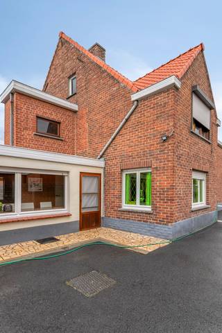 Deze charmante woning is gelegen in de Galgewegel 15 in Waregem.<br /><br /><strong>Indeling:</strong><br />Op het gelijkvloers hebben we de living, eetkamer met aansluitende de keuken, wasberging en vernieuwde badkamer. Naast de ruime garage is er achteraan bij de tuin ook een extra tuinberging/ opslagplaats.<br /><br />Op het eerste verdiep bevinden zich 2 slaapkamers en en toilet.<br />
<ul></ul>
<strong>Troeven:</strong>
<ul><li>Dak vernieuwd</li><li>Elektriciteit op het gelijkvloers werd vernieuwd </li><li>Topligging </li></ul>
Heeft u vragen of interesse, neem dan contact op met Jérôme Bossuyt 0472/61.10.10